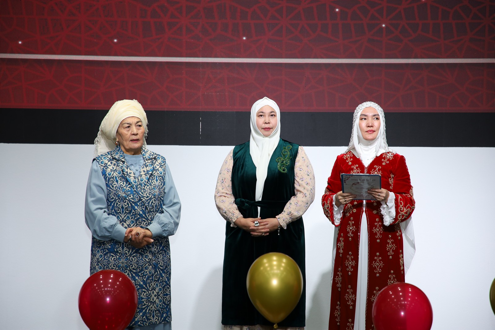 Қыз жігіттің қалай жалап жатқанын түсіреді